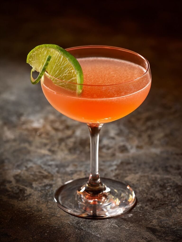 Naked & Famous Kokteyli: Modern Bir Şölen