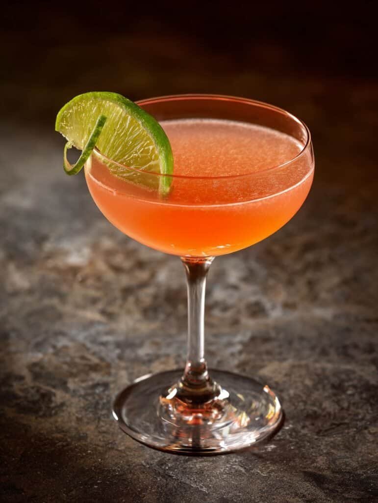 Naked & Famous Kokteyli: Modern Bir Şölen