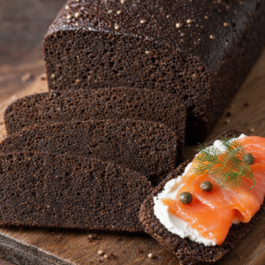 İnce dilimlenmiş koyu renkli çavdar unlu pumpernickel ekmeği