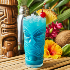 Ananas suyu ve hindistancevizi kremasıyla hazırlanmış, ananas dilimi ve kokteyl kirazıyla süslenmiş mavi Hawaii kokteyli