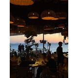 Inari Omakase'nin Çeşme Before Sunset Beach'teki özel takeover etkinliğinden bir sunum