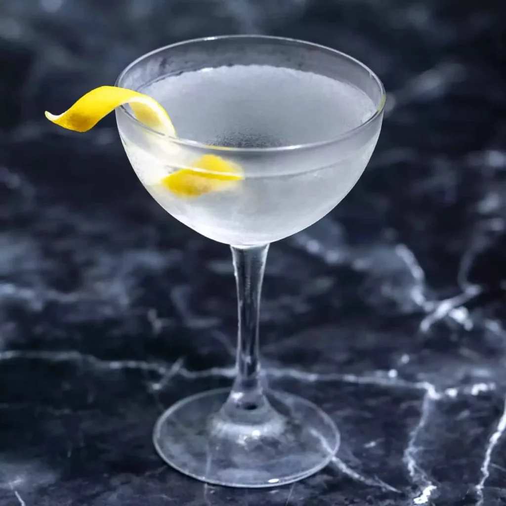 Limon kabuğuyla servis edilen berrak Vesper kokteyli
