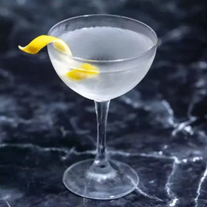 Limon kabuğuyla servis edilen berrak Vesper kokteyli