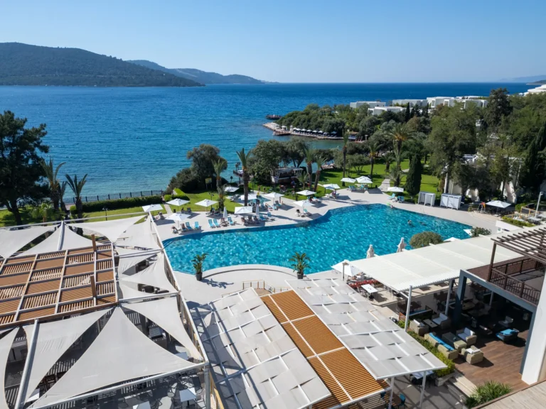 Bodrum Işıl Club havuz ve deniz manzarası