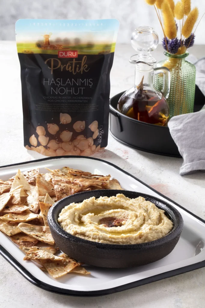 Humus tabağı ve servis sunumu