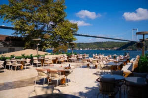 HuQQabaz Boğaz hattındaki restoran atmosferi