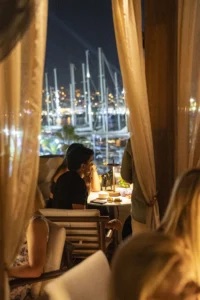 Karma Art & Wine terasında akşam atmosferi