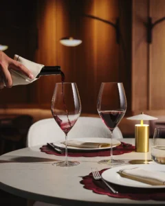 NUDE kadehlerle hazırlanmış restoran masası