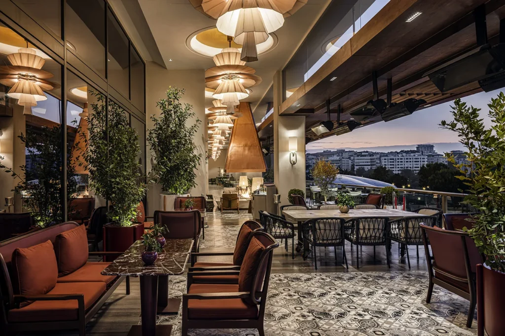 Hilton Istanbul Bosphorus’un caz barı Sazzou’nun yeni terası