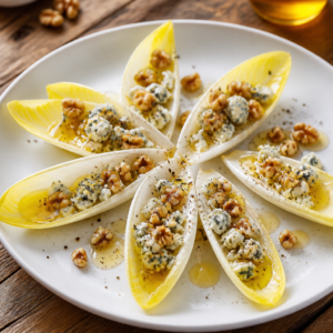 Hindiba ve Cabrales peyniri salatası, ceviz ve bal-zeytinyağı sosuyla