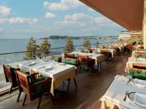 Liman İstanbul'un deniz manzaralı restoran terası
