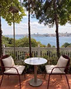 HuQQabaz Garden Paşalimanı terası ve Boğaz manzarası