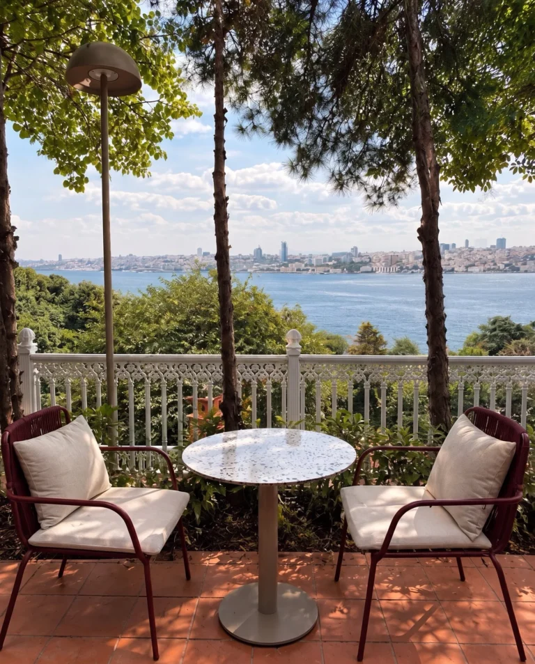 HuQQabaz Garden Paşalimanı terası ve Boğaz manzarası
