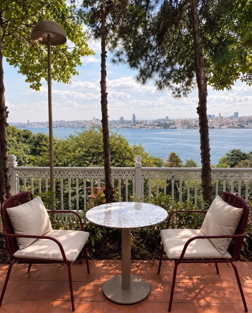 HuQQabaz Garden Paşalimanı terası ve Boğaz manzarası