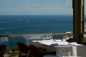 LUCENTE restoranında Boğaz manzaralı yemek salonu
