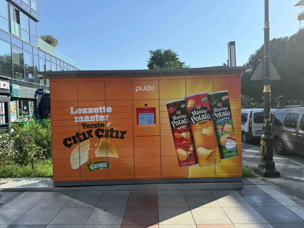 Master Potato görselleriyle kaplanan PUDO teslimat dolabı
