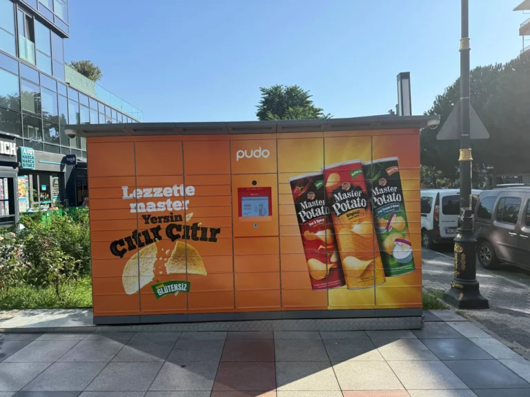 Master Potato görselleriyle kaplanan PUDO teslimat dolabı