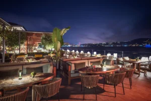 Olea & Bar Boğaz manzaralı terası