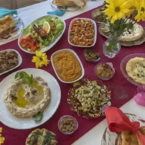 Masa üzerinde salata, mezeler ve çeşitli yemeklerle hazırlanmış sofra