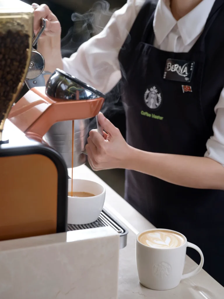 Starbucks barista kahve hazırlarken