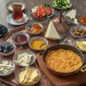 Çay, peynir, zeytin, domates ve tavada yumurtayla hazırlanmış kahvaltı sofrası